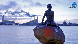 Dari Irak ke Ukraina: Patung Little Mermaid di Copenhagen Menjadi Grafiti Politik 2022